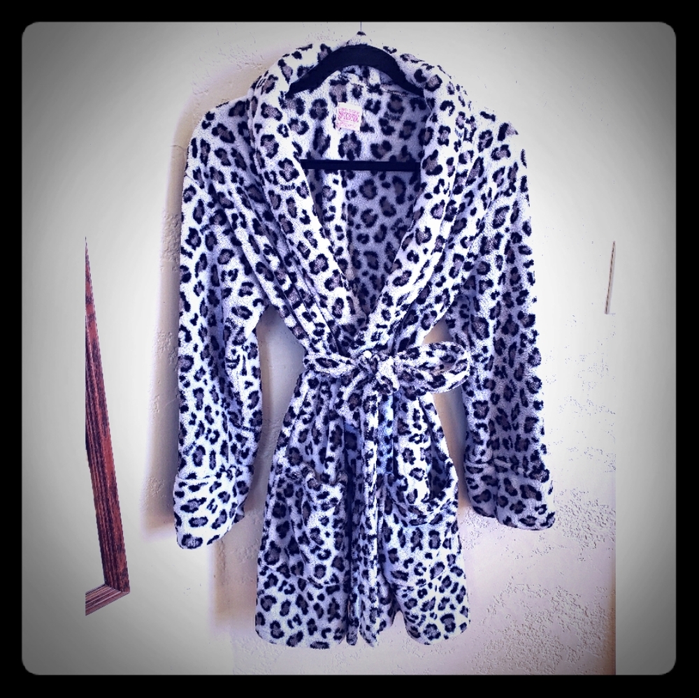 Victoria's Secret PINK Fluffy BW Leopard Robe